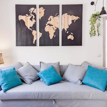 Open The Classic Wooden Shutters At A Cozy City Nest Флоренція Екстер'єр фото