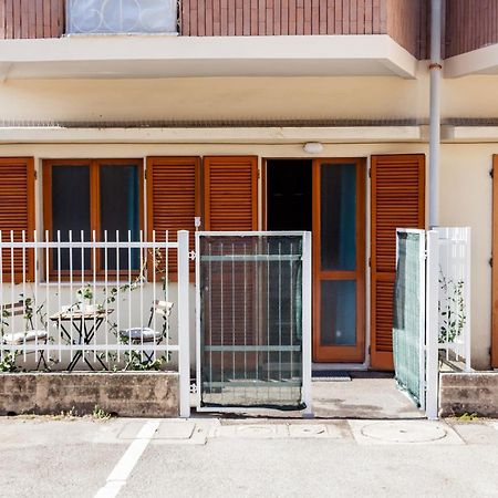 Open The Classic Wooden Shutters At A Cozy City Nest Флоренція Екстер'єр фото