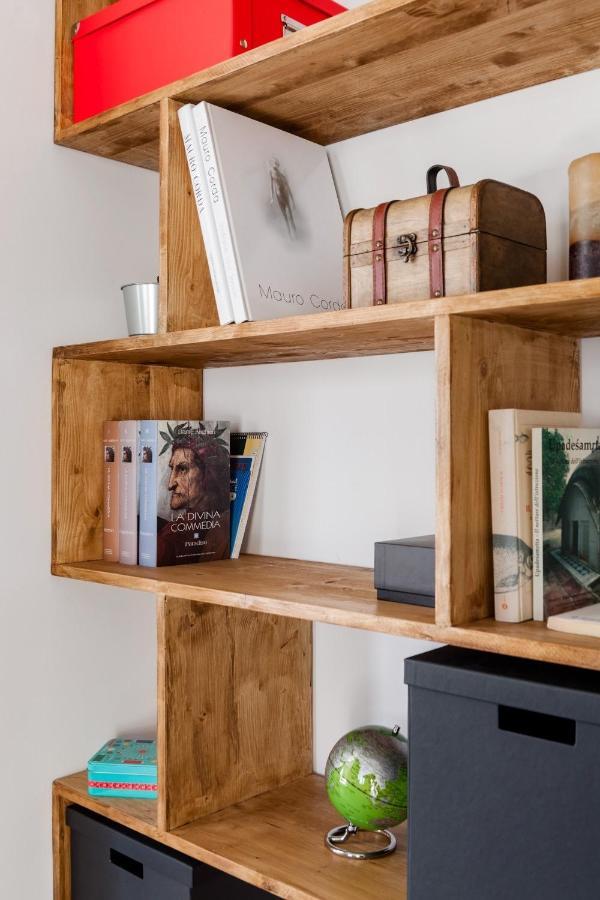 Open The Classic Wooden Shutters At A Cozy City Nest Флоренція Екстер'єр фото