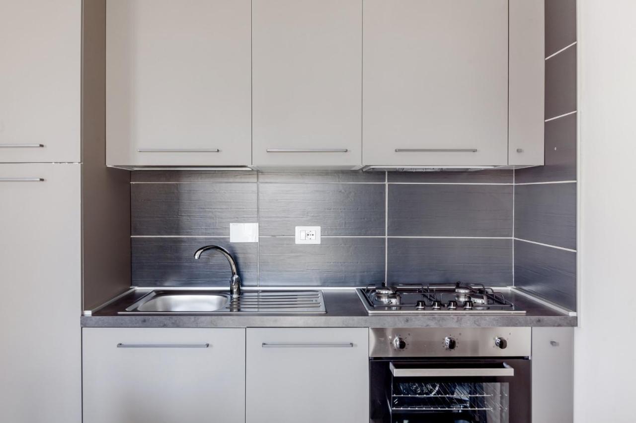 Open The Classic Wooden Shutters At A Cozy City Nest Флоренція Екстер'єр фото