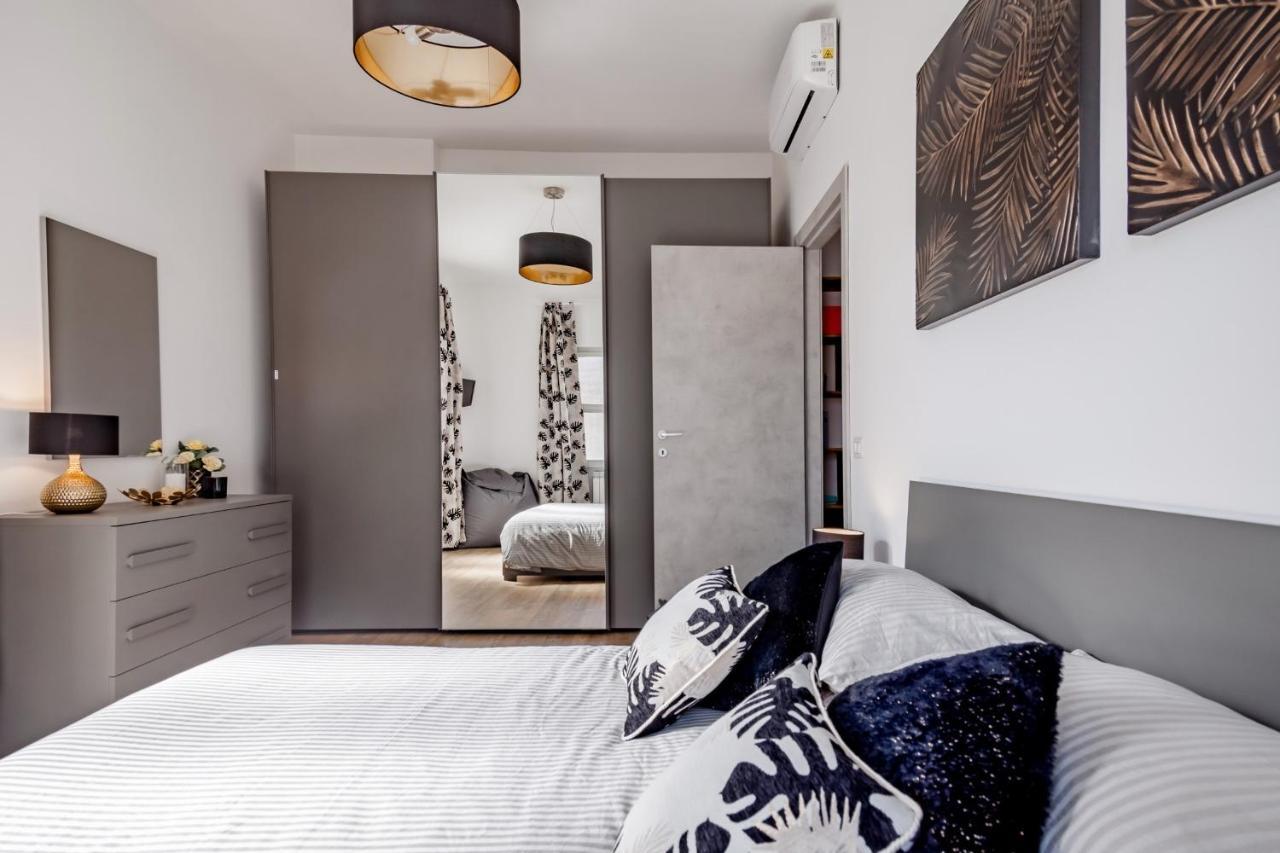 Open The Classic Wooden Shutters At A Cozy City Nest Флоренція Екстер'єр фото