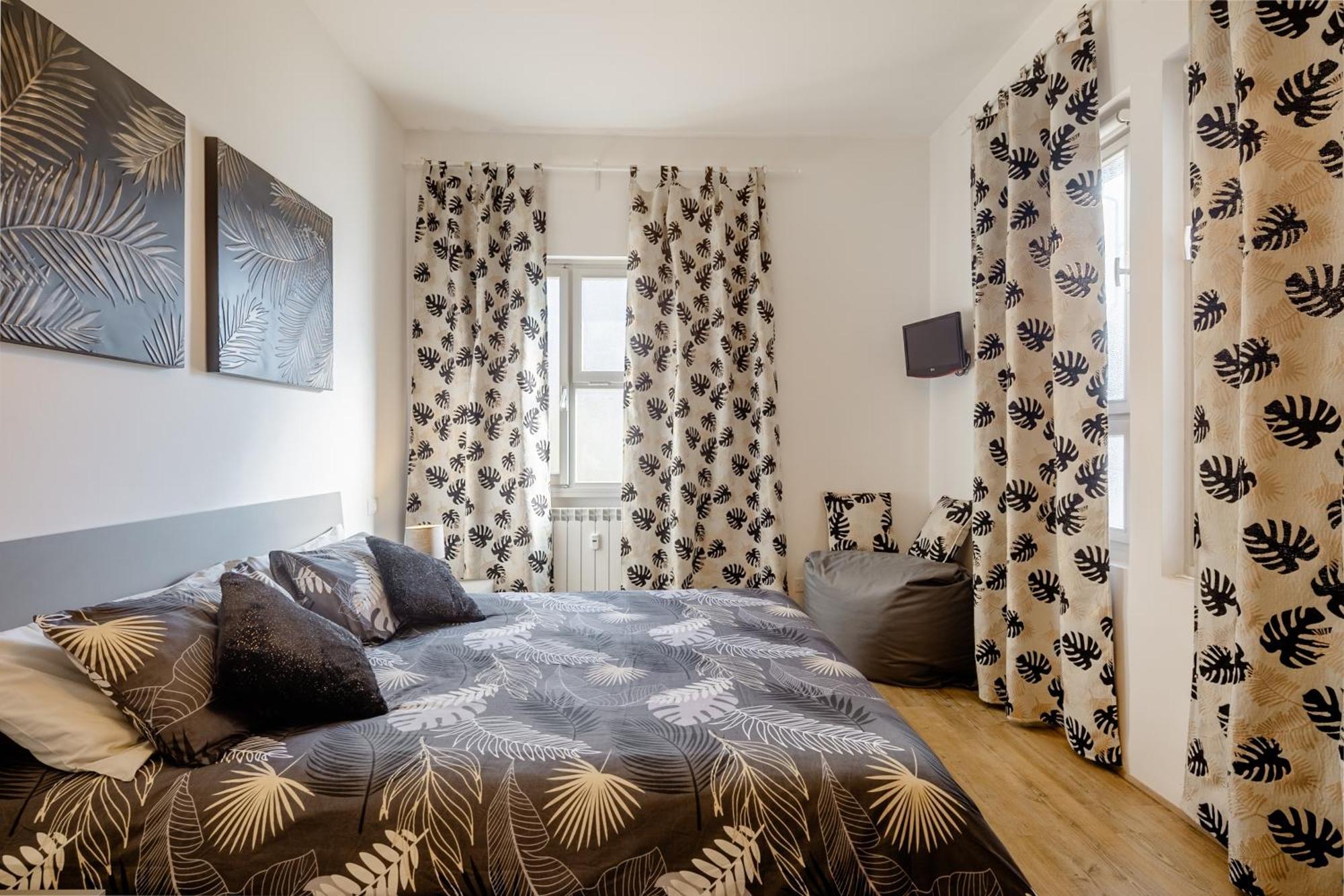 Open The Classic Wooden Shutters At A Cozy City Nest Флоренція Екстер'єр фото
