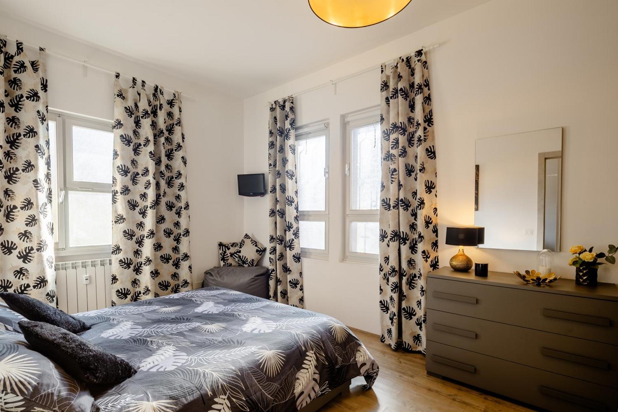 Open The Classic Wooden Shutters At A Cozy City Nest Флоренція Екстер'єр фото