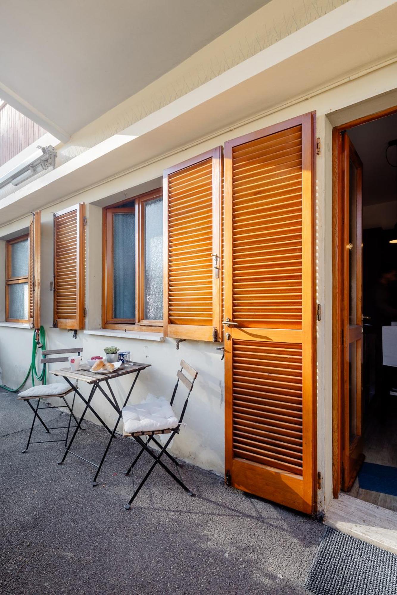 Open The Classic Wooden Shutters At A Cozy City Nest Флоренція Екстер'єр фото