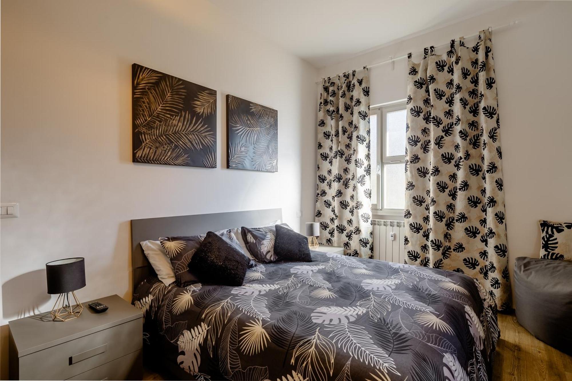 Open The Classic Wooden Shutters At A Cozy City Nest Флоренція Екстер'єр фото