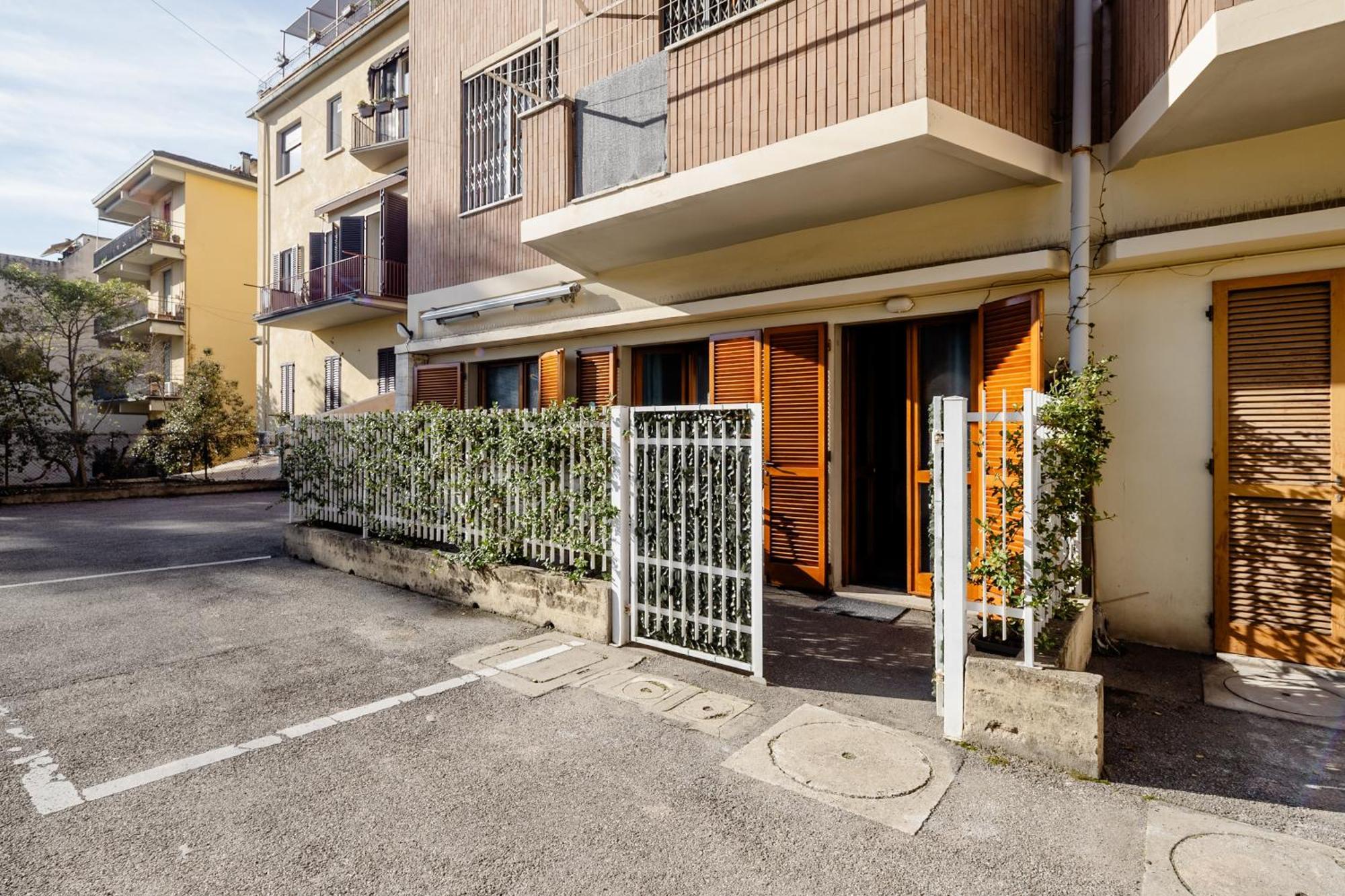 Open The Classic Wooden Shutters At A Cozy City Nest Флоренція Екстер'єр фото
