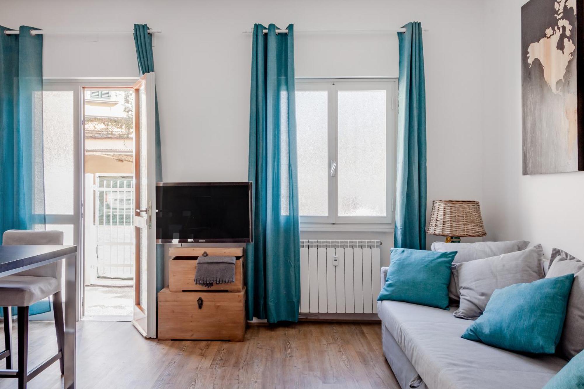 Open The Classic Wooden Shutters At A Cozy City Nest Флоренція Екстер'єр фото