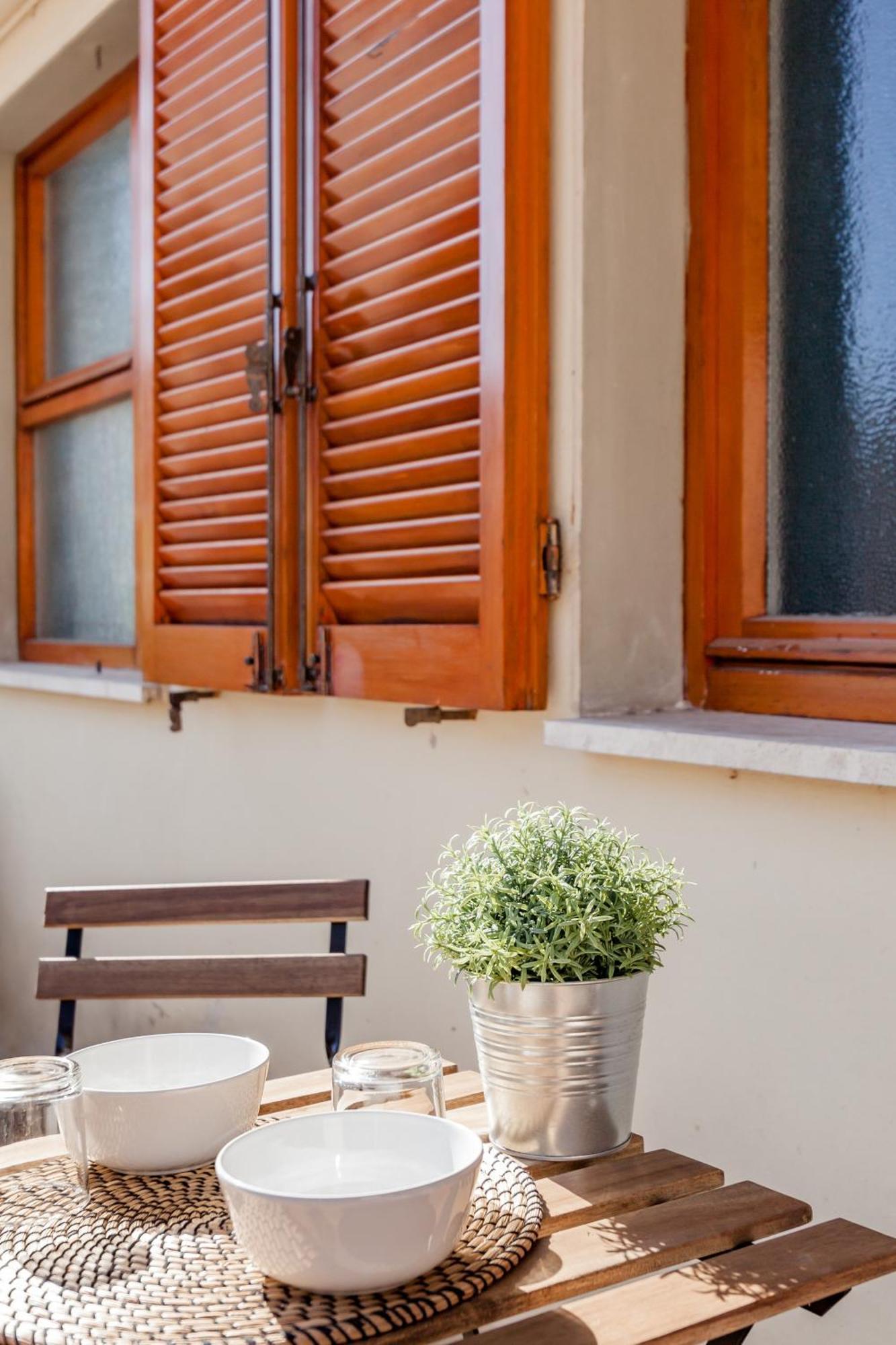 Open The Classic Wooden Shutters At A Cozy City Nest Флоренція Екстер'єр фото