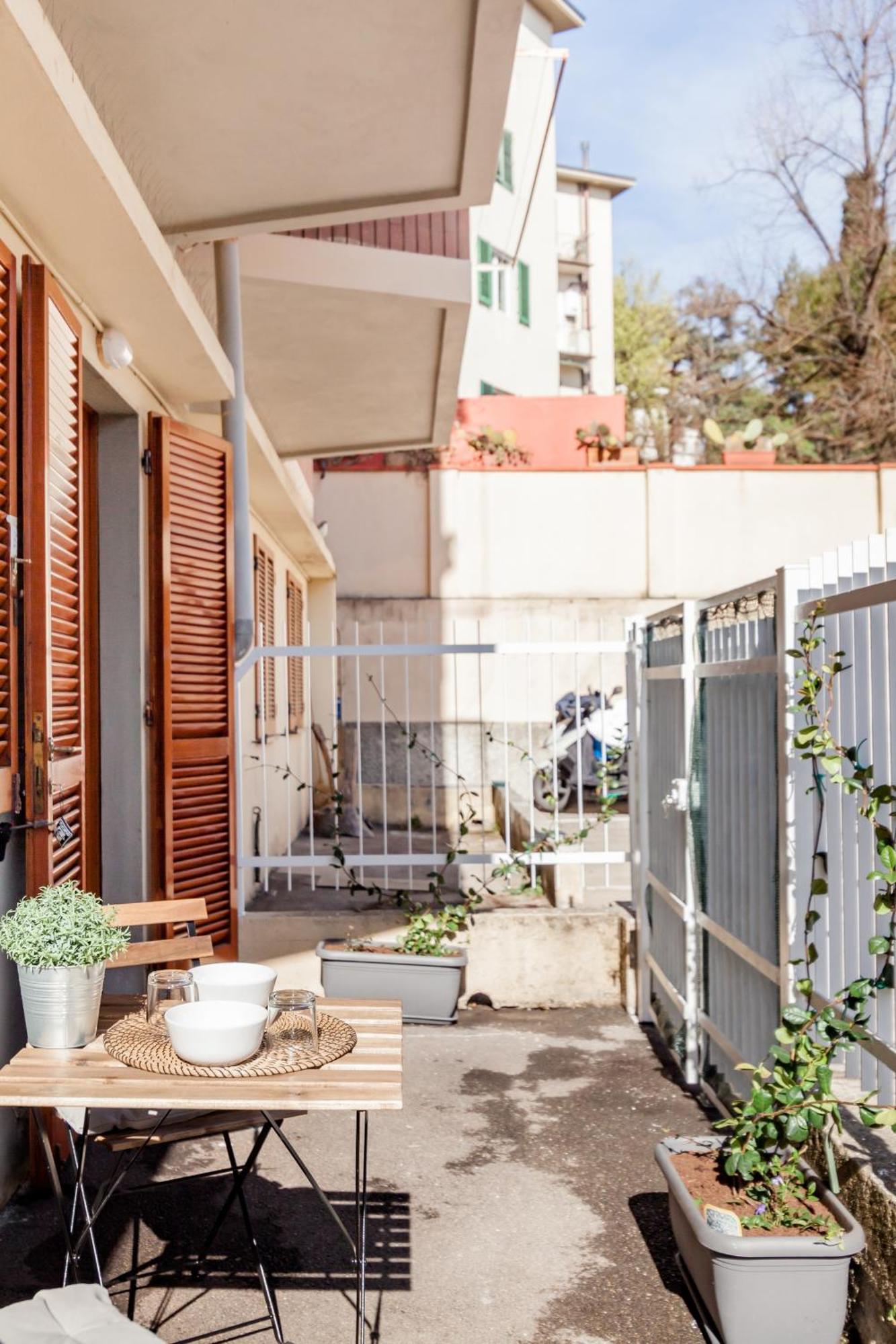 Open The Classic Wooden Shutters At A Cozy City Nest Флоренція Екстер'єр фото
