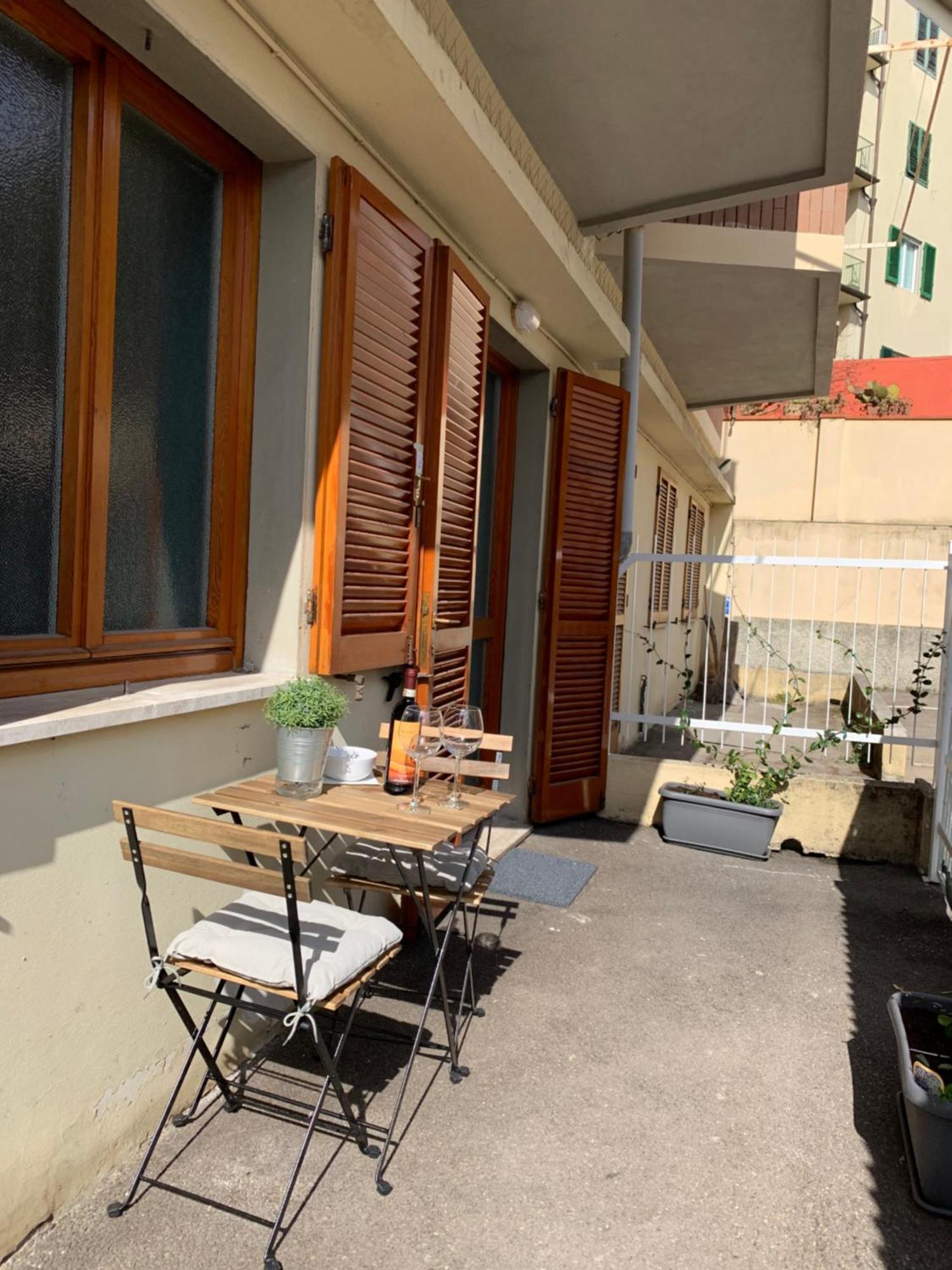 Open The Classic Wooden Shutters At A Cozy City Nest Флоренція Екстер'єр фото
