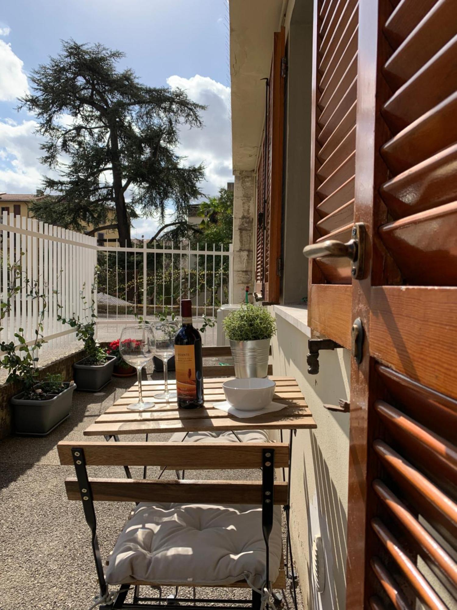 Open The Classic Wooden Shutters At A Cozy City Nest Флоренція Екстер'єр фото