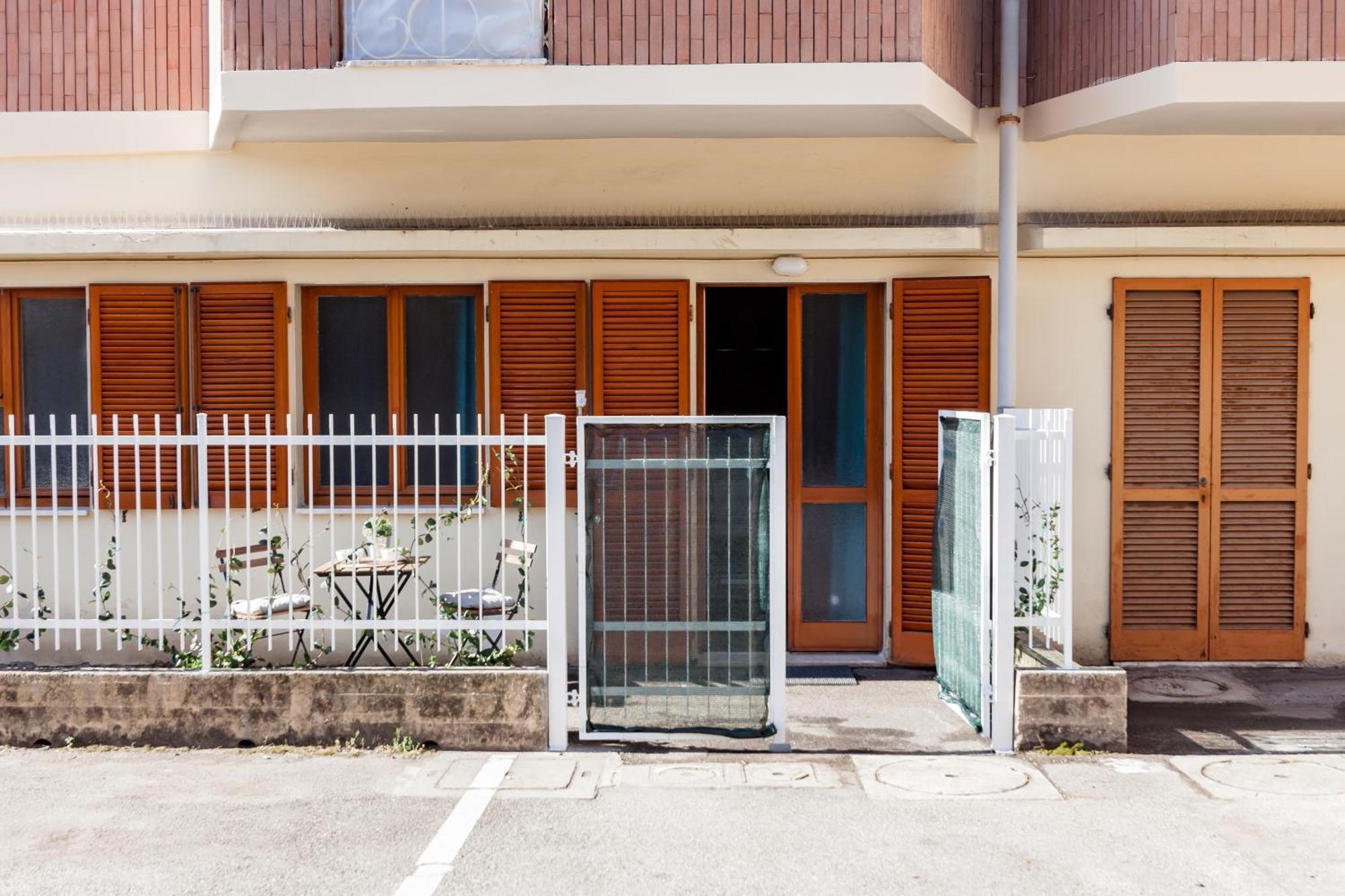Open The Classic Wooden Shutters At A Cozy City Nest Флоренція Екстер'єр фото