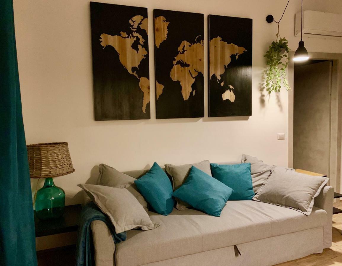 Open The Classic Wooden Shutters At A Cozy City Nest Флоренція Екстер'єр фото