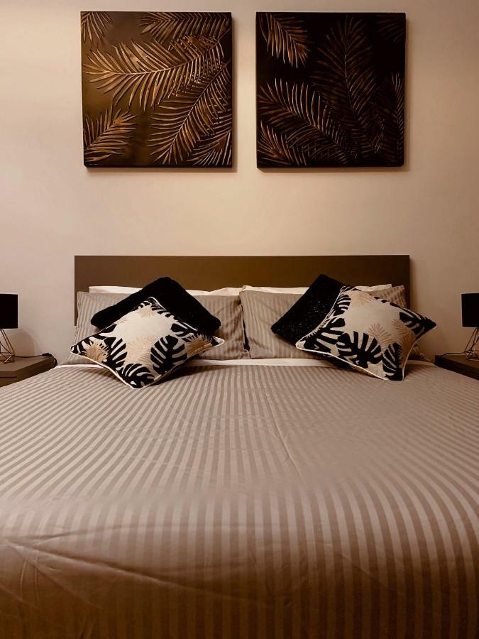 Open The Classic Wooden Shutters At A Cozy City Nest Флоренція Екстер'єр фото