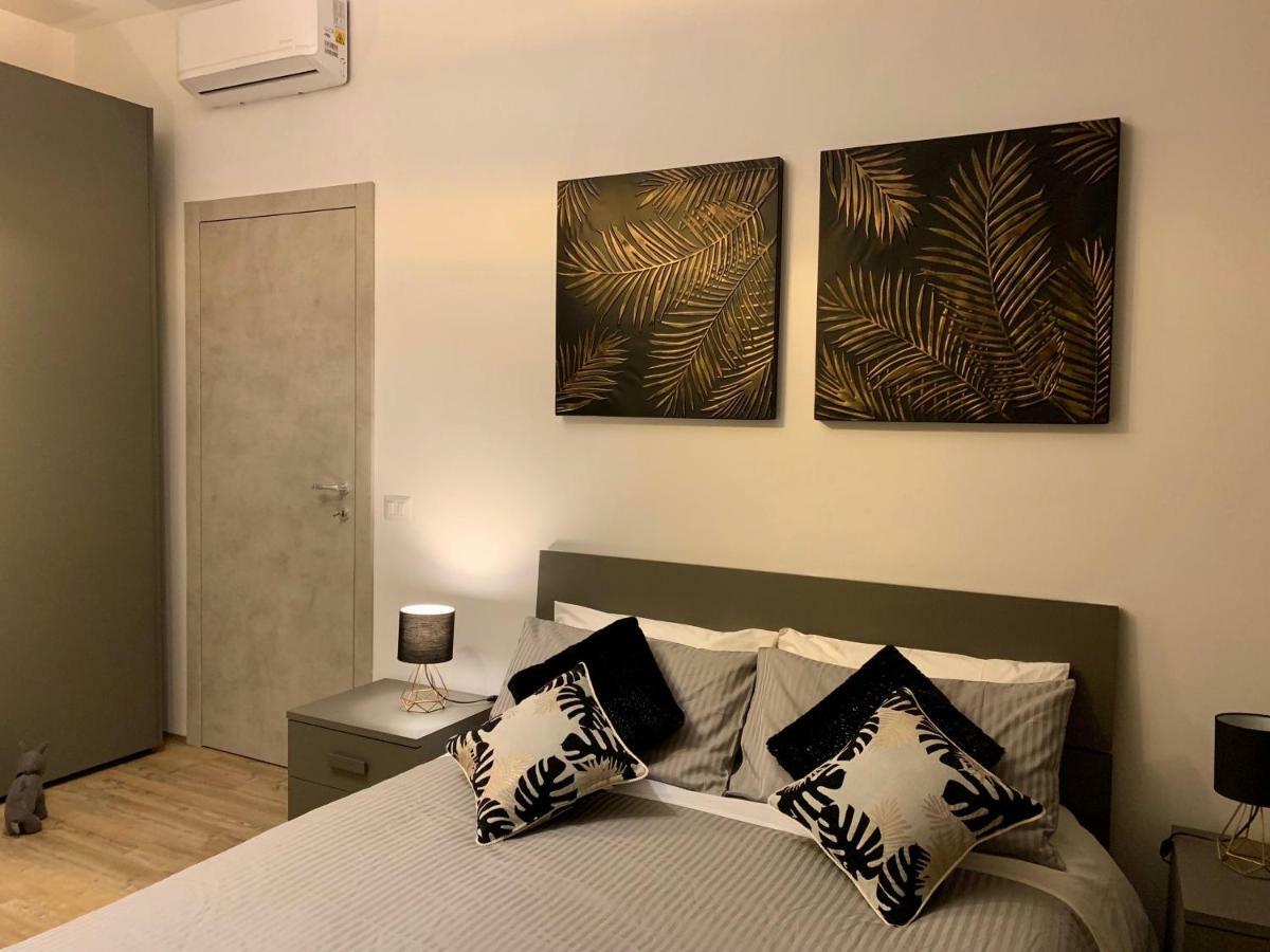 Open The Classic Wooden Shutters At A Cozy City Nest Флоренція Екстер'єр фото