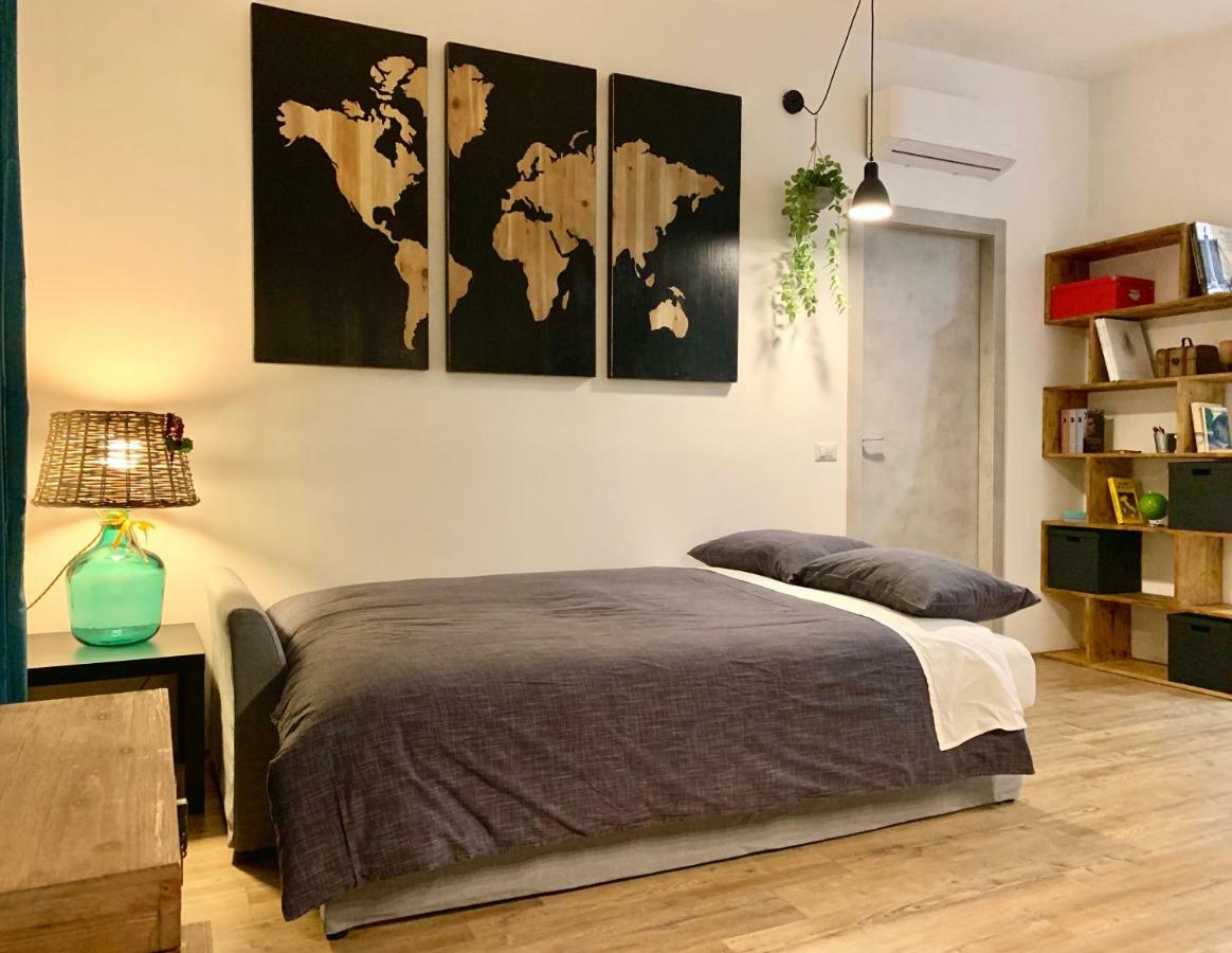 Open The Classic Wooden Shutters At A Cozy City Nest Флоренція Екстер'єр фото