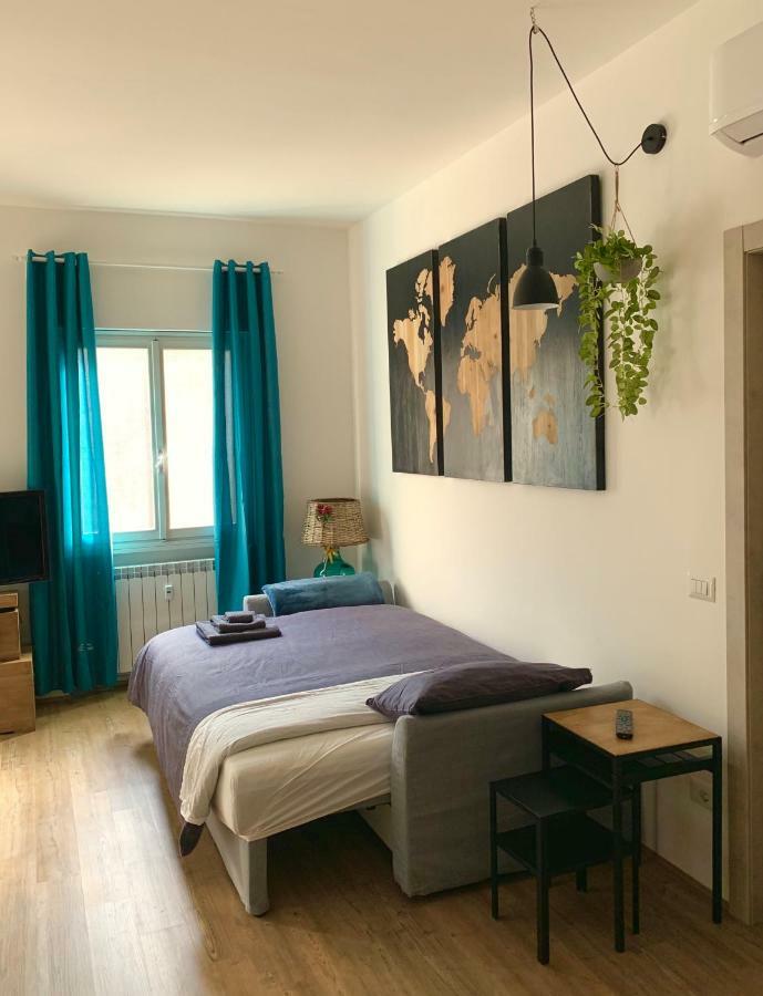 Open The Classic Wooden Shutters At A Cozy City Nest Флоренція Екстер'єр фото