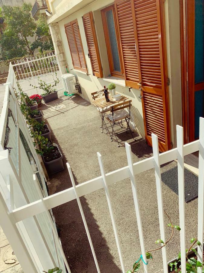 Open The Classic Wooden Shutters At A Cozy City Nest Флоренція Екстер'єр фото