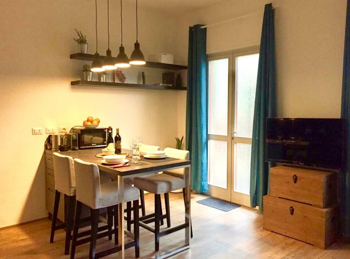 Open The Classic Wooden Shutters At A Cozy City Nest Флоренція Екстер'єр фото