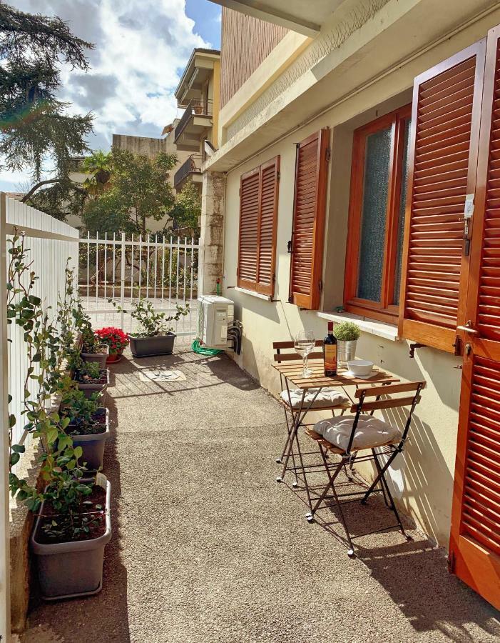 Open The Classic Wooden Shutters At A Cozy City Nest Флоренція Екстер'єр фото